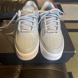 Woman, Air Force 1  low